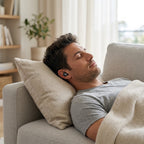 Mann macht Mittagsschlaf auf dem Sofa mit flachen Schlafkopfhörern