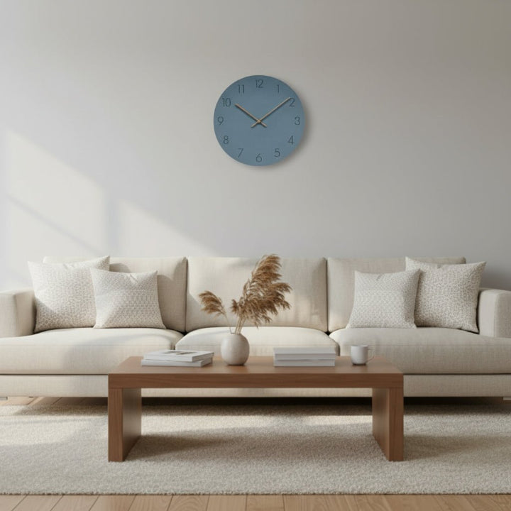 Wanduhr Skandinavisch mit Walnusszeiger