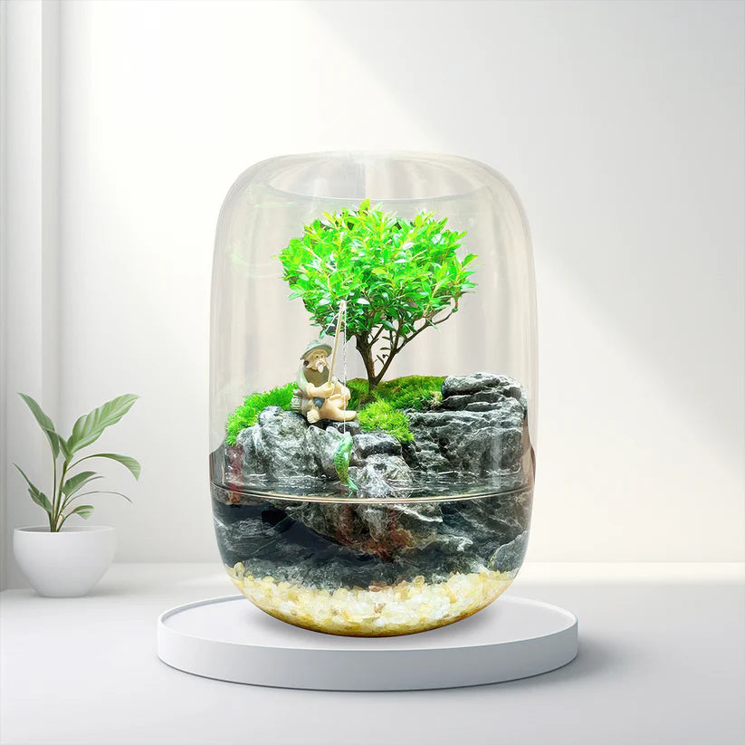 Moos-Terrarium mit Miniaturlandschaft im Glas