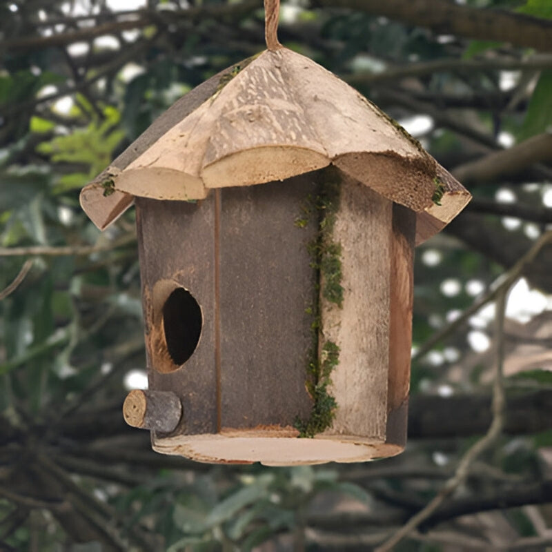 Hölzernes Vogelhaus mit Aufhängeband