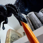 Drachen-Buchstütze mit Flammen-Design