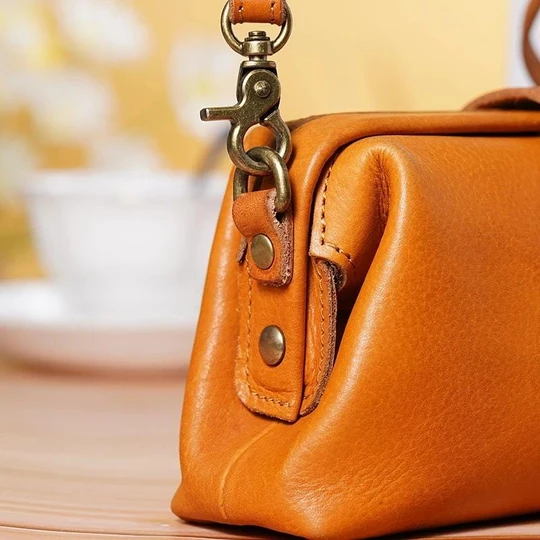 Leder-Handtasche im Retro-Stil – Handgefertigt