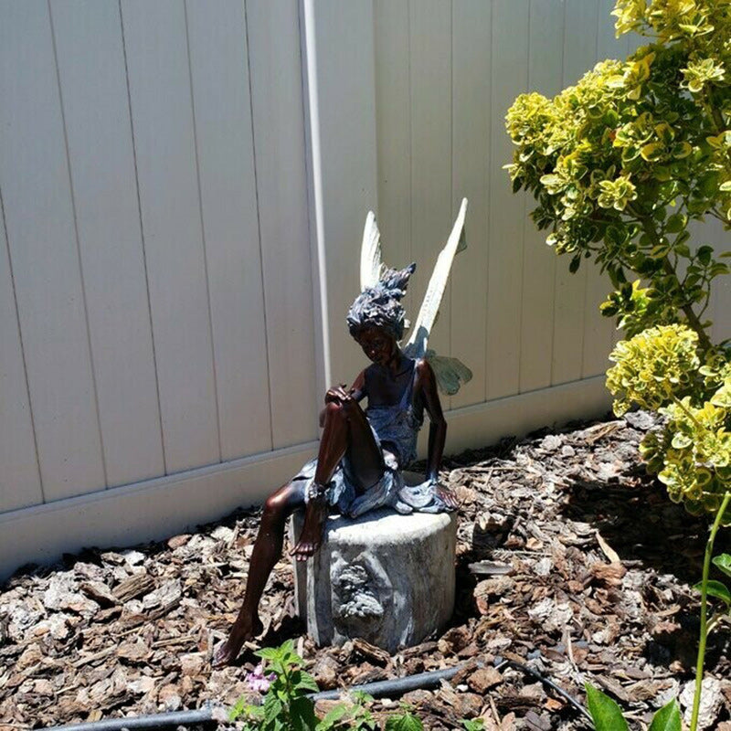 Gartenfigur Fee sitzend aus Harz