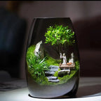 Moos-Terrarium mit Miniaturlandschaft im Glas