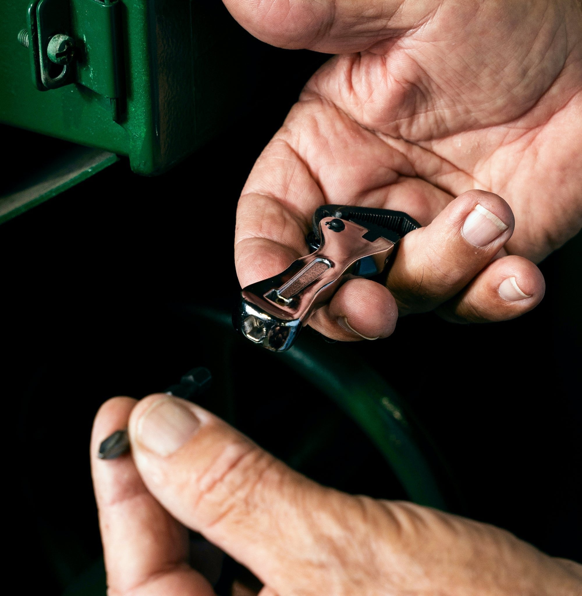 Compact ratchet tool with 1/4" drive for tight spaces