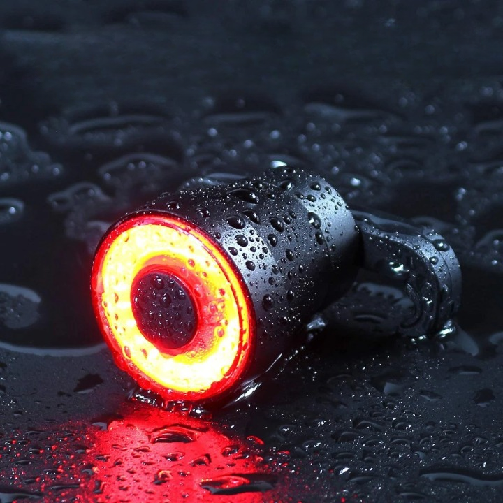 Bicycle rear light with intelligent brake sensor