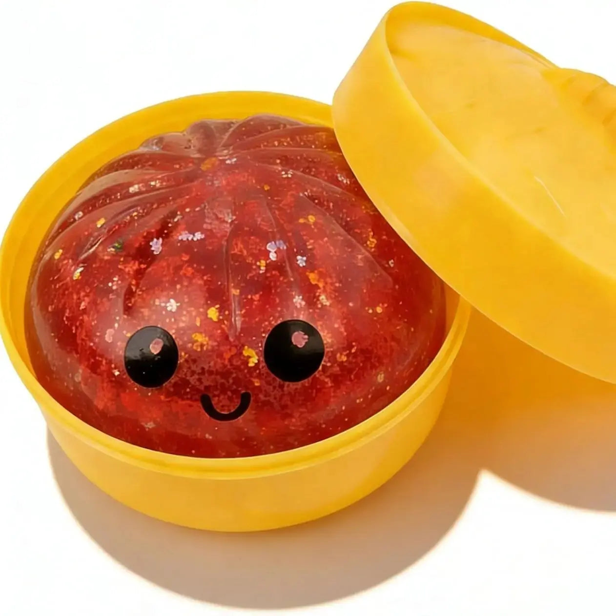 Dumpling-Quetschspielzeug mit Gesicht im Dämpferkörbchen