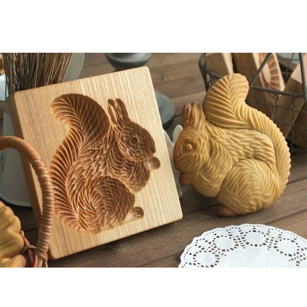 Holz-Backform mit handgeschnitzten Motiven