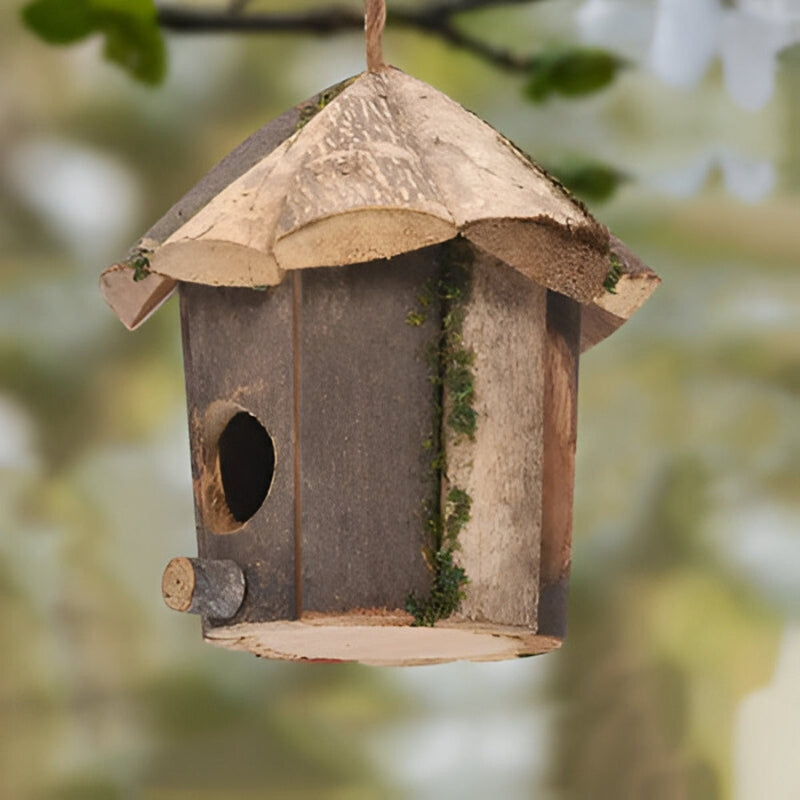 Hölzernes Vogelhaus mit Aufhängeband