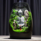 Moos-Terrarium mit Miniaturlandschaft im Glas
