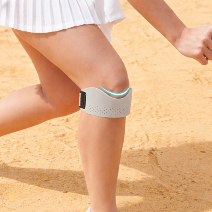 Knee brace with silicone patella support