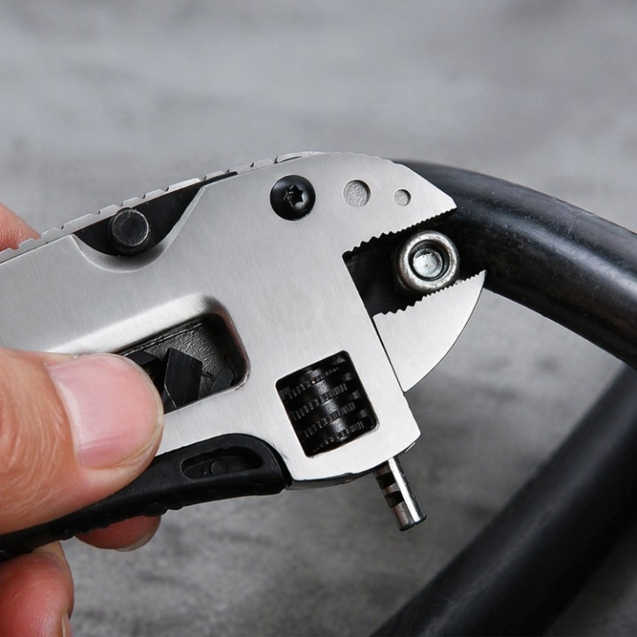 Multitool 9-in-1 with stainless steel blade