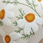 Kissenbezug mit gesticktem Blumen- und Botanik-Muster