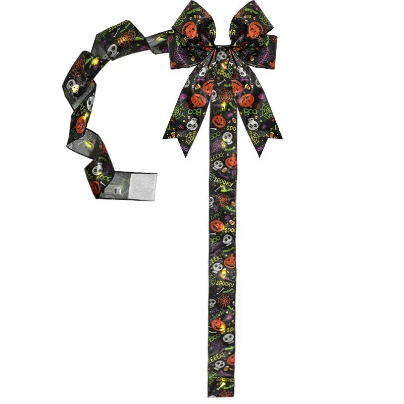 Leuchtende Halloween-Türschleife mit Kürbismotiv