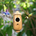 Kolibri-Futterhaus Holz mit Naturmotiv – 13 cm hoch, wetterfest
