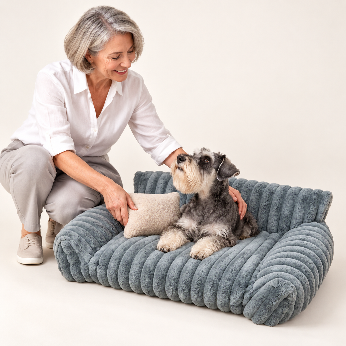 Plush pet bed in sofa design – Cozy retreat for cats & dogs