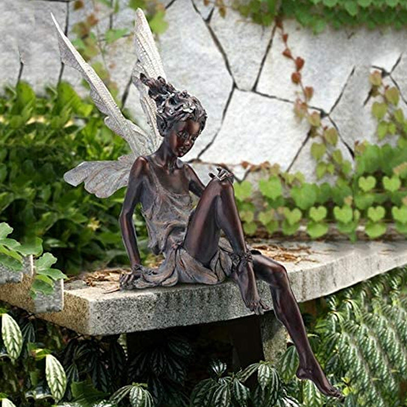 Gartenfigur Fee sitzend aus Harz