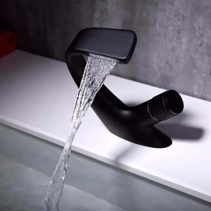 Wasserfall-Waschtischarmatur Matt Schwarz – leise & ergonomisch