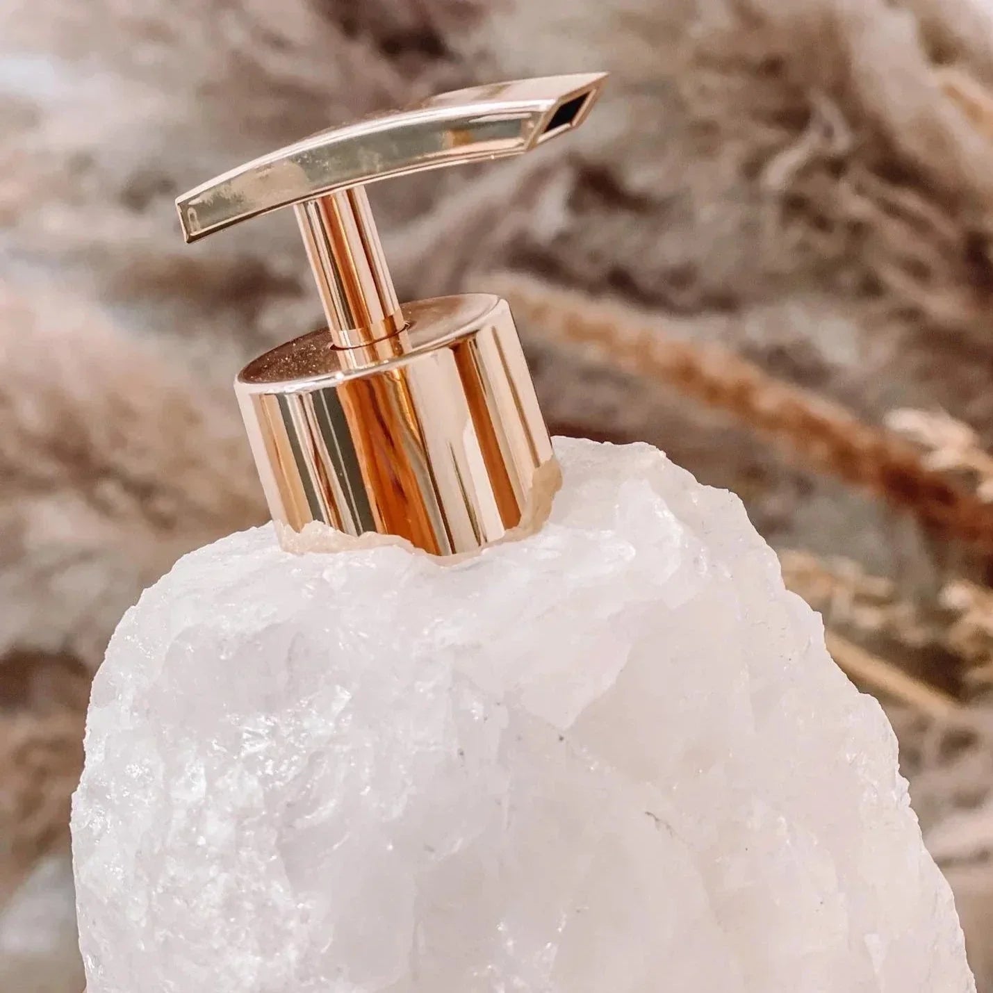 Seifenspender Naturkristall mit goldenem Pumpmechanismus
