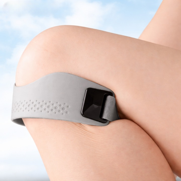 Knee brace with silicone patella support