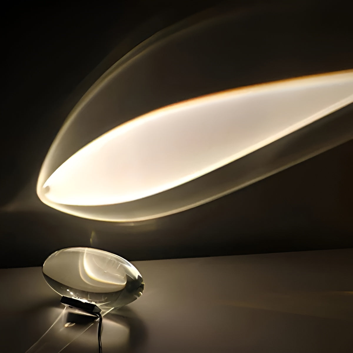 Ovale Tischlampe mit warmem Stimmungslicht