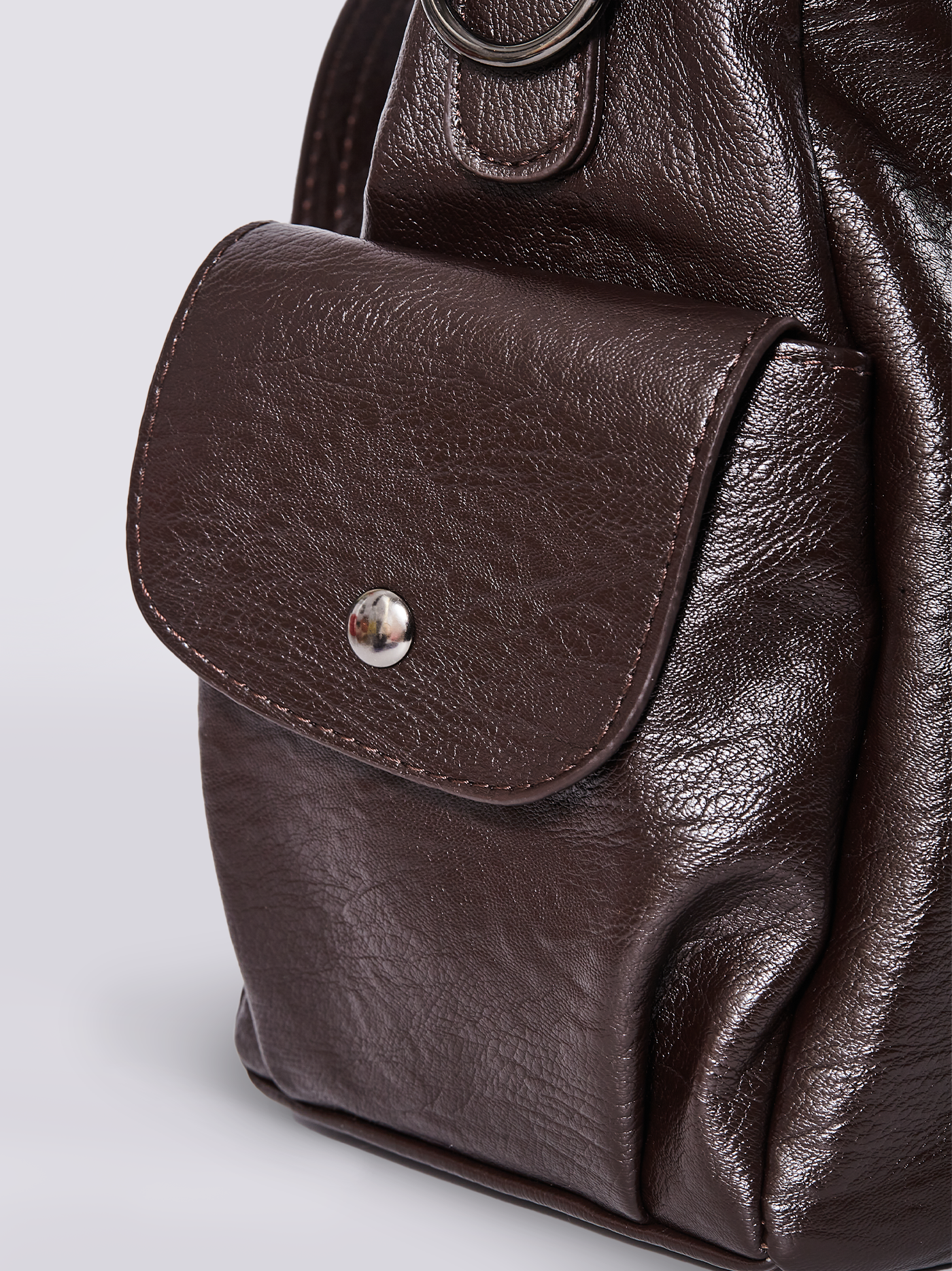 Handtasche mit Reißverschlusstaschen und abnehmbarem Trageriemen