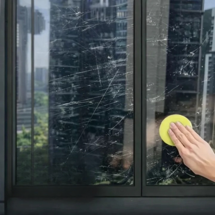 Glass polishing cream against scratches