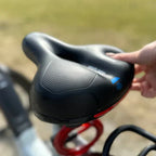 Ergonomischer Fahrradsattel mit Polsterung und Reflektorstreifen