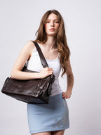 Handtasche mit Reißverschlusstaschen und abnehmbarem Trageriemen