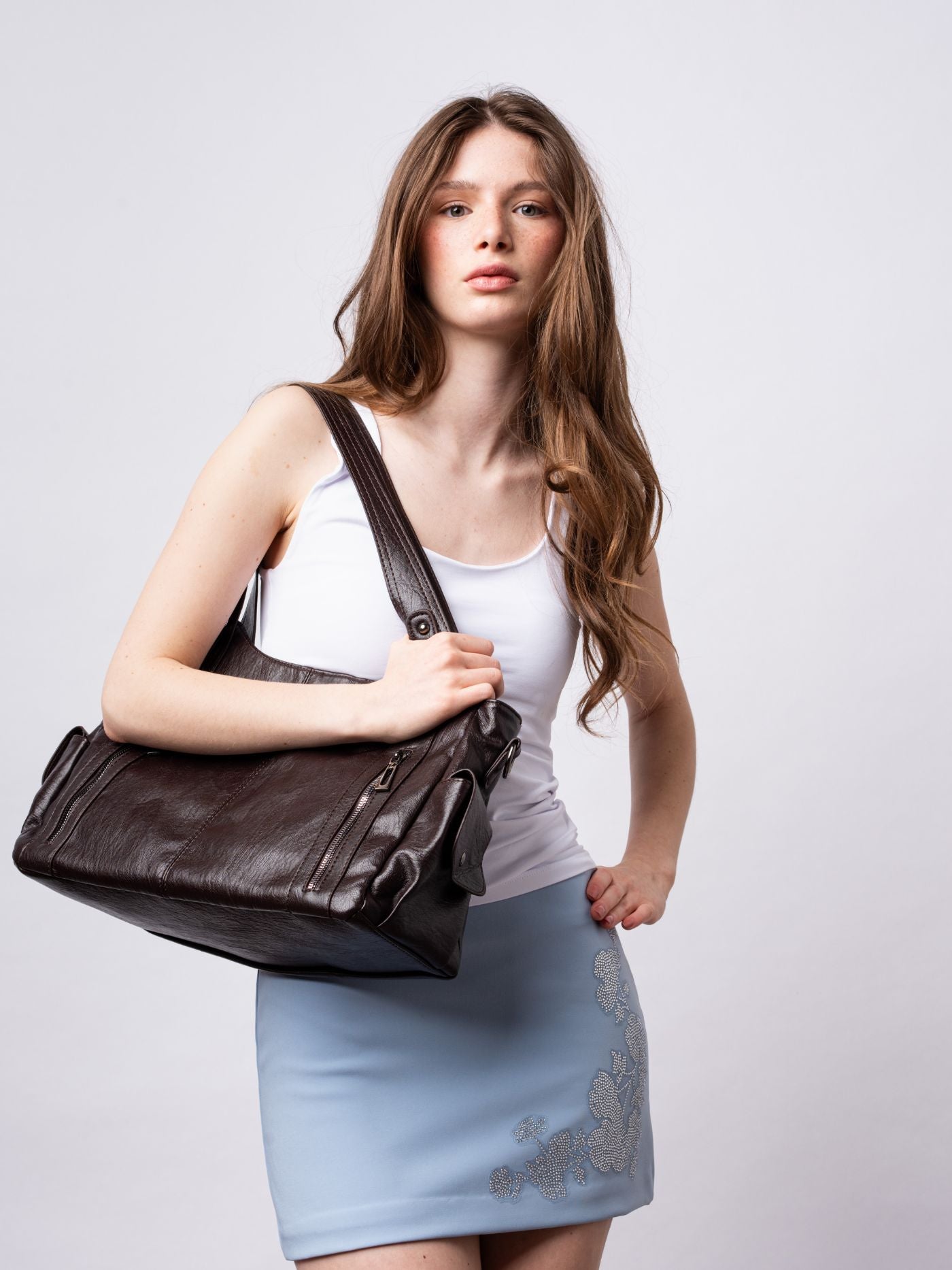 Handtasche mit Reißverschlusstaschen und abnehmbarem Trageriemen