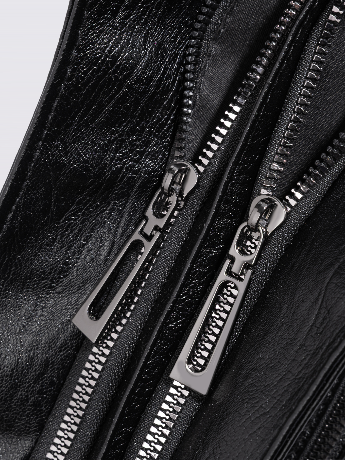 Handtasche mit Reißverschlusstaschen und abnehmbarem Trageriemen