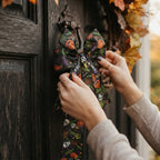 Leuchtende Halloween-Türschleife mit Kürbismotiv
