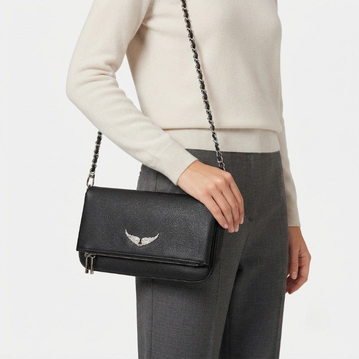 Clutch mit Strassstein-Details und Kettenschulterriemen