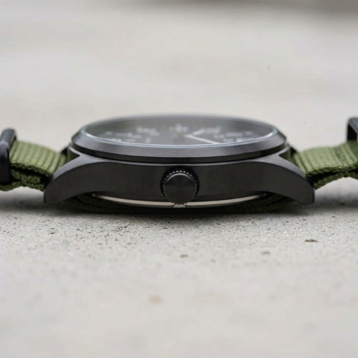 Herrenuhr im Military-Stil mit NATO-Armband, 4,2 cm, 24-Stunden-Anzeige