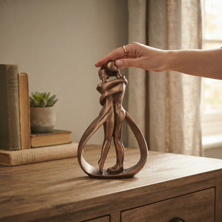 Umarmungs-Skulptur Paar mit Bronzeeffekt, 26 cm, Kunstharz – Dekofigur für Zuhause