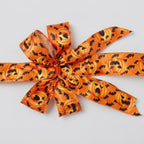 Leuchtende Halloween-Türschleife mit Kürbismotiv