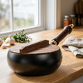 Gusseisenpfanne mit Holzdeckel und Griff