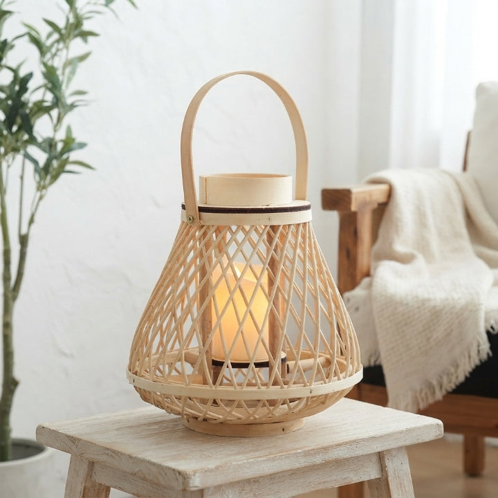 Rattan Laterne mit LED-Kerze, handgeflochten, flammenlos — in Oval, Rund oder Pyramide