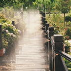 Bewässerungssystem mit Feinnebel-Sprühdüsen für Garten und Terrasse