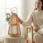 Rattan Laterne mit LED-Kerze, handgeflochten, flammenlos — in Oval, Rund oder Pyramide