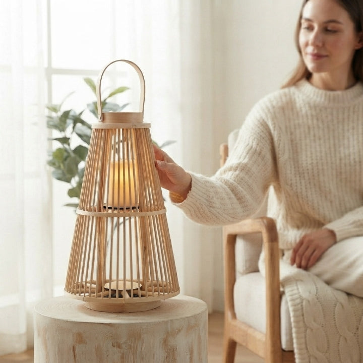 Rattan Laterne mit LED-Kerze, handgeflochten, flammenlos — in Oval, Rund oder Pyramide