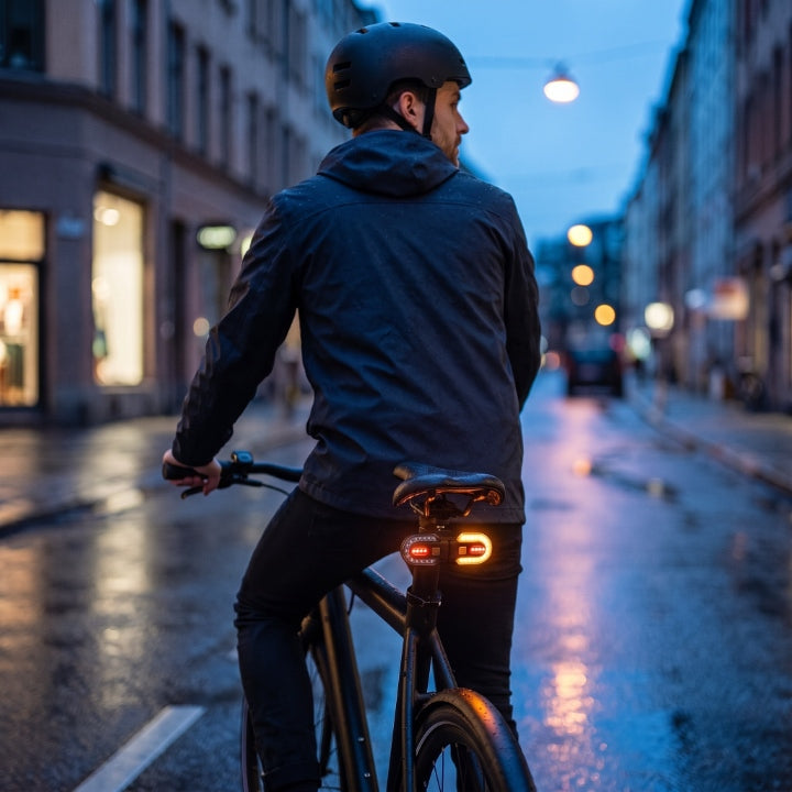 Bicycle rear light with turn signals and remote control, wireless, 600-mAh battery