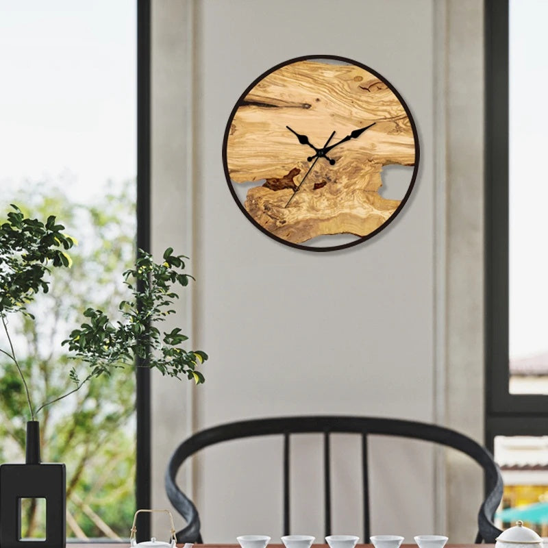 Holz-Wanduhr mit Harzdetails und römischen Ziffern – 30 cm