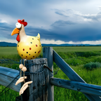 Huhn-Gartenfigur mit beweglichen Holzbeinen und großen Augen