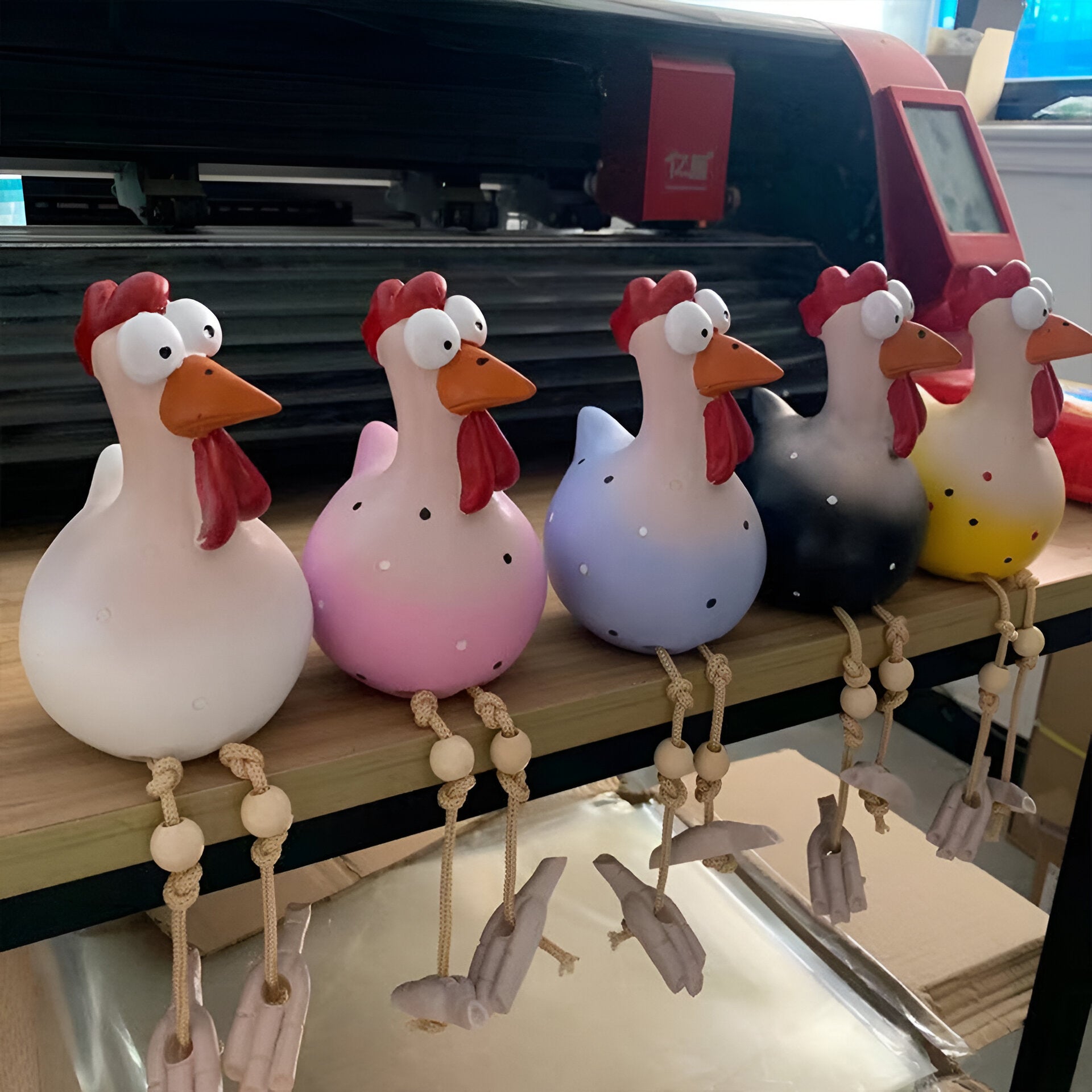 Huhn-Gartenfigur mit beweglichen Holzbeinen und großen Augen