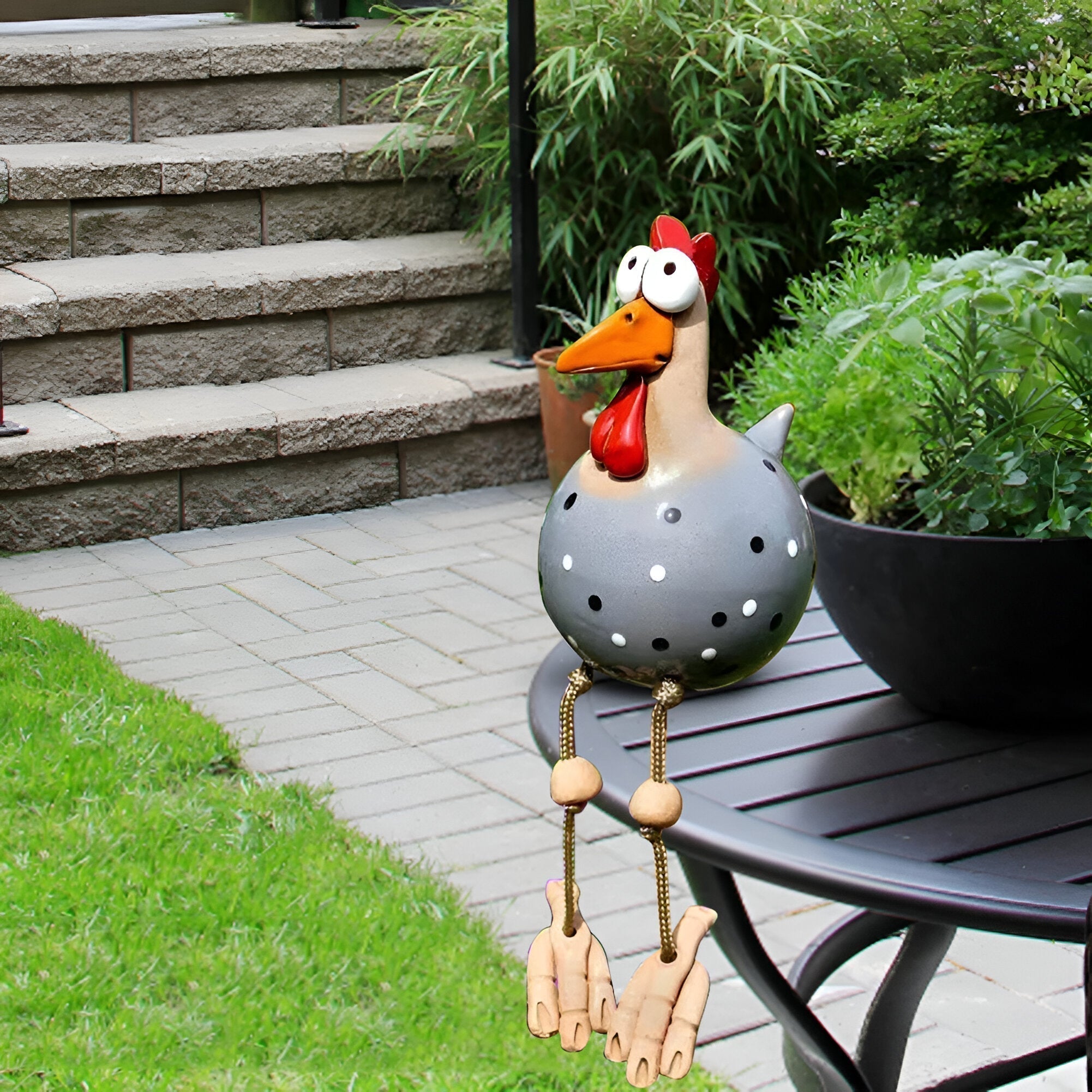 Huhn-Gartenfigur mit beweglichen Holzbeinen und großen Augen