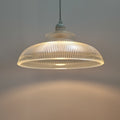 Geriffelte Glas-Pendelleuchte mit Vintage-Charme