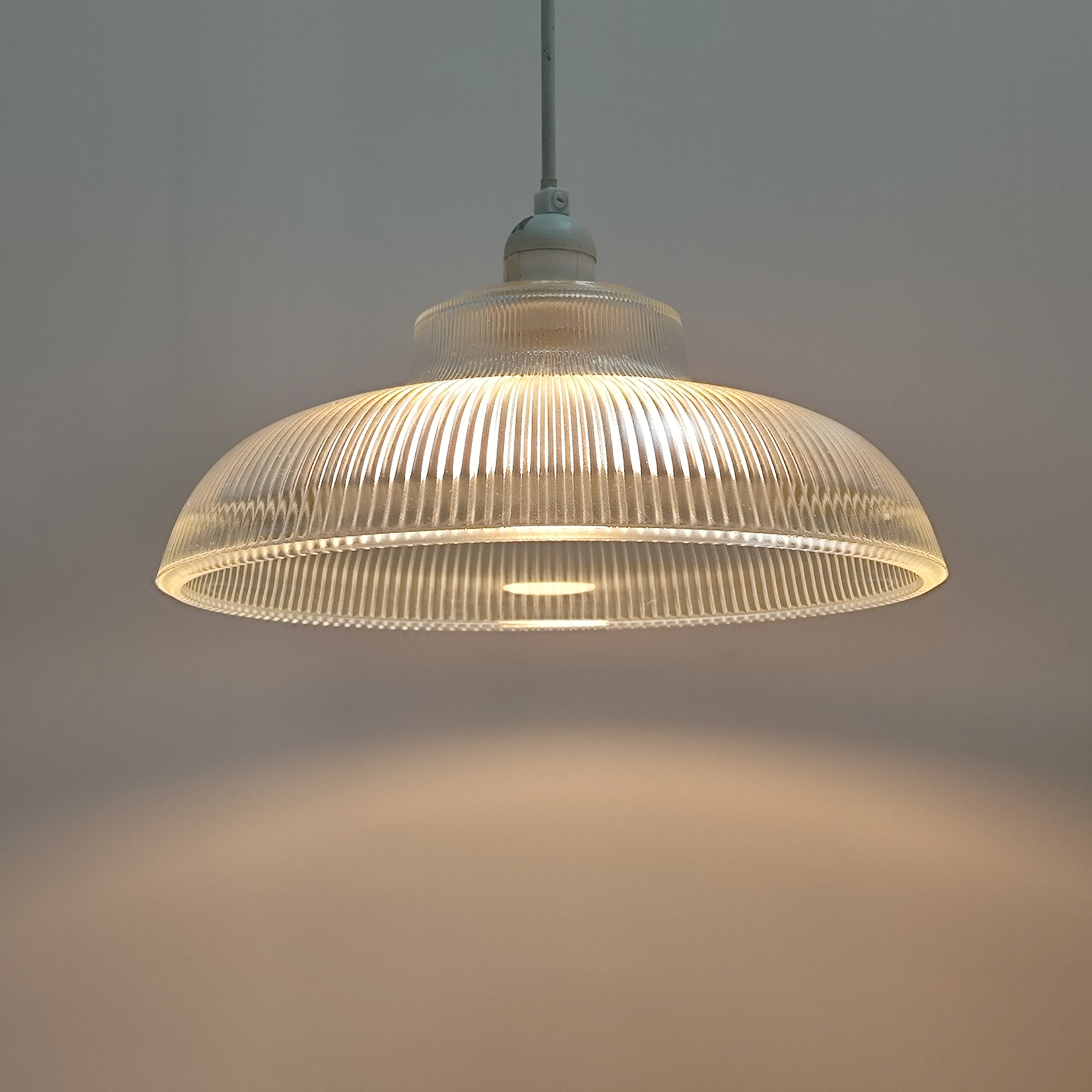 Geriffelte Glas-Pendelleuchte mit Vintage-Charme