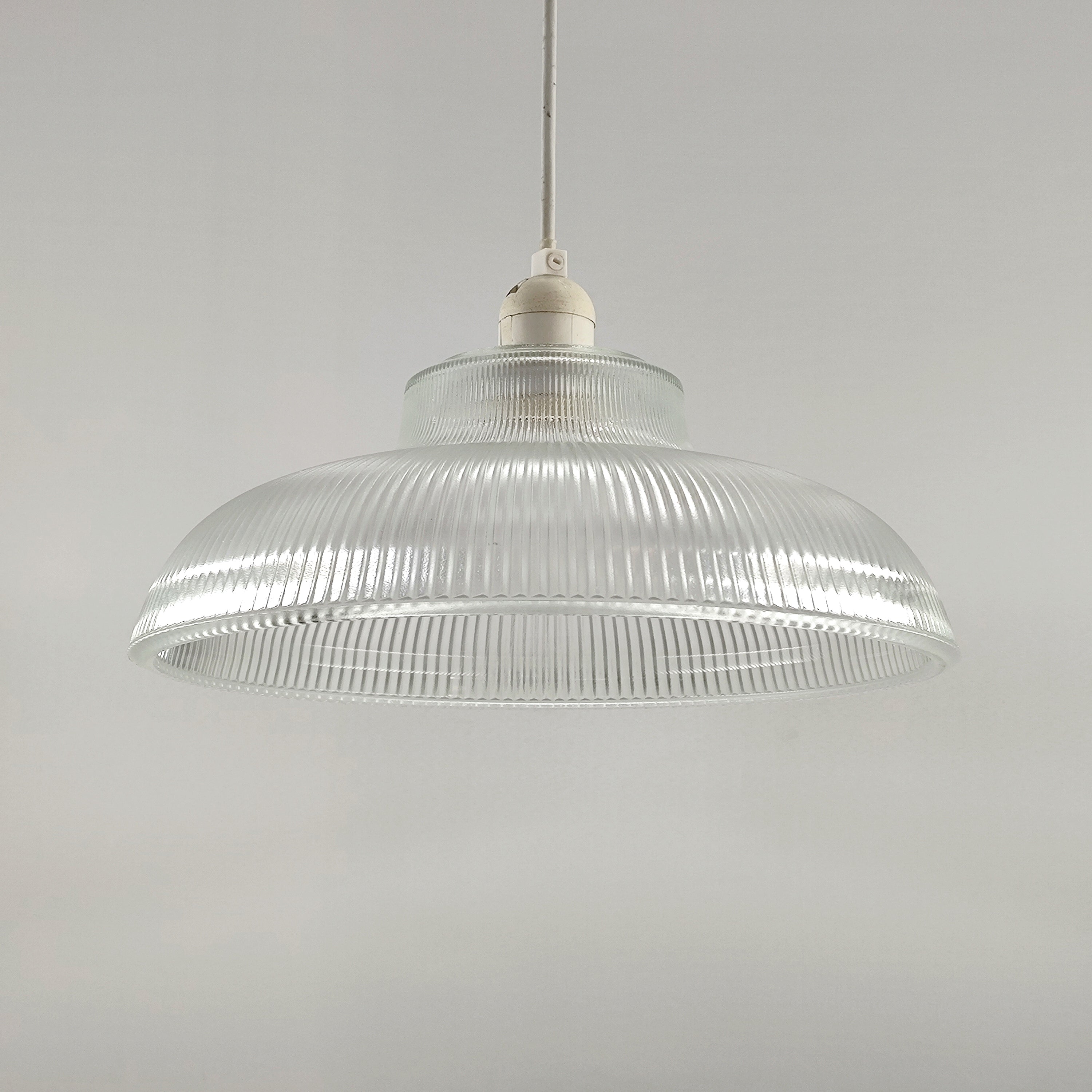 Geriffelte Glas-Pendelleuchte mit Vintage-Charme