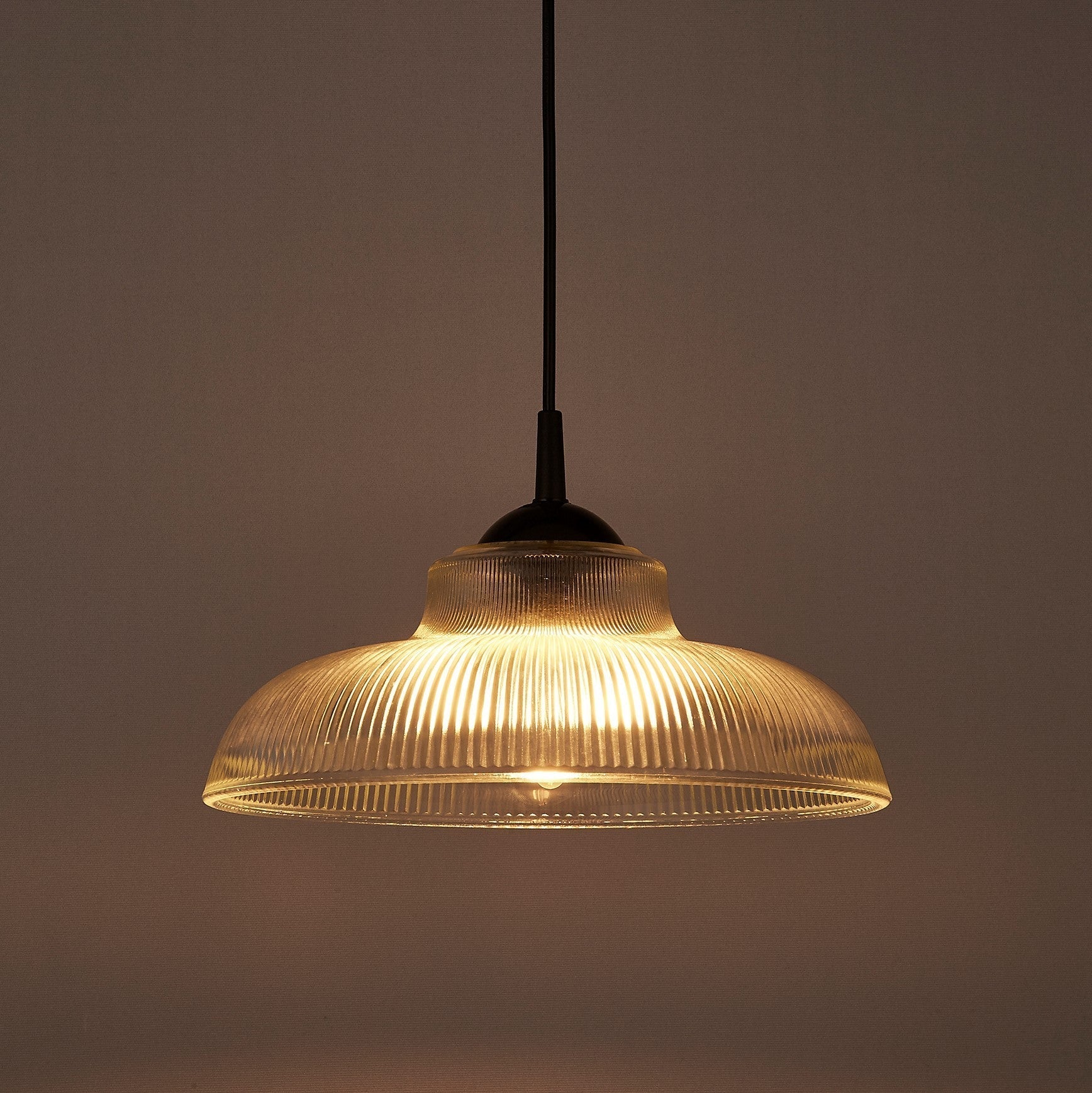 Geriffelte Glas-Pendelleuchte mit Vintage-Charme